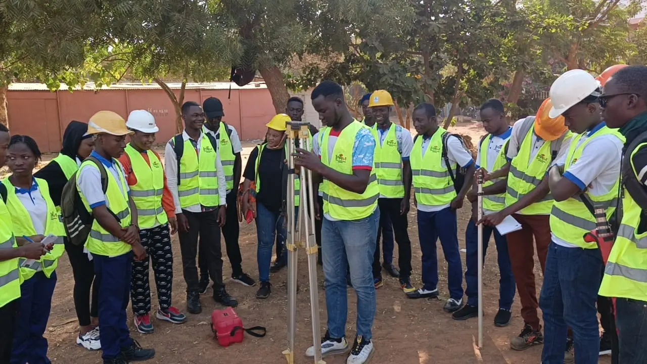 Étudiants de Géologie Minière en travaux de mesure sur le terrain